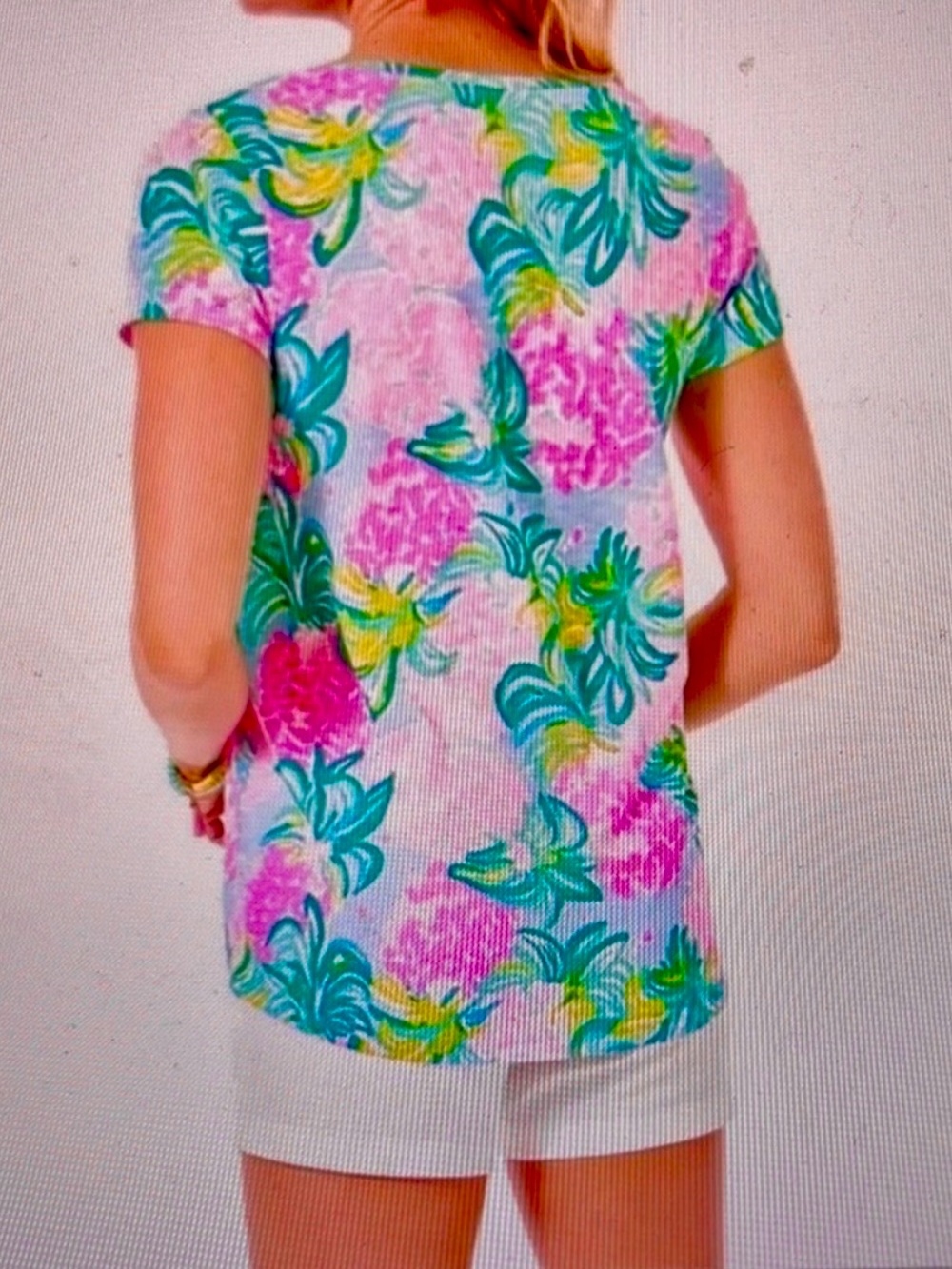 NWOT- Lilly Pulitzer Etta V Neck
Top Pineapple Shake - Picture 2 of 8